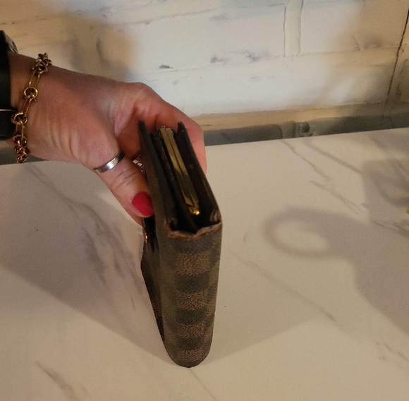 Louis Vuitton Kiss Lock Damier Wallet - Picture 6 of 12